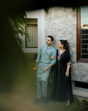 Fatima Effendi Instagram - Eid Mubarak from our family to yours 🌙🌸

Fit @zuelarehman_official 
MUA @muskan_faris 
Hair @skz.hairstyling 
💎 @jadenojewellery 
📸 @s_talha19