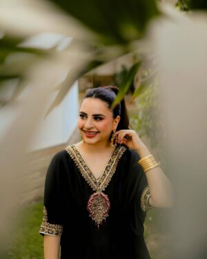 Fatima Effendi Instagram - Eid Mubarak from our family to yours 🌙🌸

Fit @zuelarehman_official 
MUA @muskan_faris 
Hair @skz.hairstyling 
💎 @jadenojewellery 
📸 @s_talha19