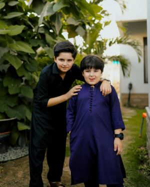 Fatima Effendi Instagram - Eid Mubarak from our family to yours 🌙🌸

Fit @zuelarehman_official 
MUA @muskan_faris 
Hair @skz.hairstyling 
💎 @jadenojewellery 
📸 @s_talha19