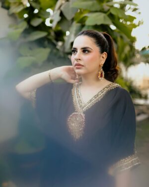 Fatima Effendi Instagram - Eid Mubarak from our family to yours 🌙🌸

Fit @zuelarehman_official 
MUA @muskan_faris 
Hair @skz.hairstyling 
💎 @jadenojewellery 
📸 @s_talha19