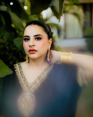 Fatima Effendi Instagram - Eid Mubarak from our family to yours 🌙🌸

Fit @zuelarehman_official 
MUA @muskan_faris 
Hair @skz.hairstyling 
💎 @jadenojewellery 
📸 @s_talha19