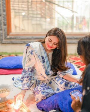Fatima Effendi Instagram - Chaand Raat 🌙

Fit @sumairaaurangzebofficial 
🎥 @farazmirzaweddings 
@aesthetodermsalonandspa @drahmedalifurqan 
💎 @zarqenisa