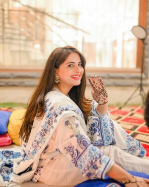 Fatima Effendi Instagram - Chaand Raat 🌙

Fit @sumairaaurangzebofficial 
🎥 @farazmirzaweddings 
@aesthetodermsalonandspa @drahmedalifurqan 
💎 @zarqenisa