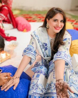 Fatima Effendi Instagram - Chaand Raat 🌙

Fit @sumairaaurangzebofficial 
🎥 @farazmirzaweddings 
@aesthetodermsalonandspa @drahmedalifurqan 
💎 @zarqenisa