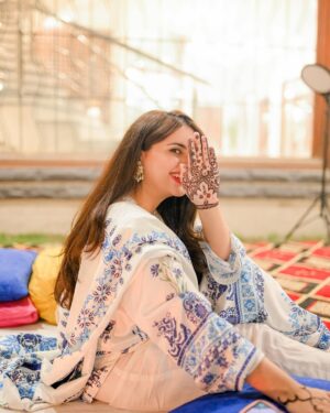 Fatima Effendi Instagram - Chaand Raat 🌙

Fit @sumairaaurangzebofficial 
🎥 @farazmirzaweddings 
@aesthetodermsalonandspa @drahmedalifurqan 
💎 @zarqenisa