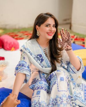 Fatima Effendi Instagram - Chaand Raat 🌙

Fit @sumairaaurangzebofficial 
🎥 @farazmirzaweddings 
@aesthetodermsalonandspa @drahmedalifurqan 
💎 @zarqenisa