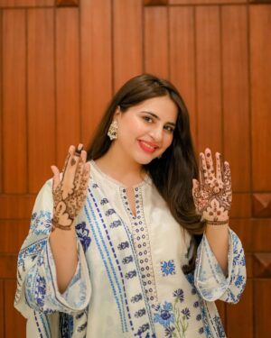 Fatima Effendi Instagram - Chaand Raat 🌙

Fit @sumairaaurangzebofficial 
🎥 @farazmirzaweddings 
@aesthetodermsalonandspa @drahmedalifurqan 
💎 @zarqenisa
