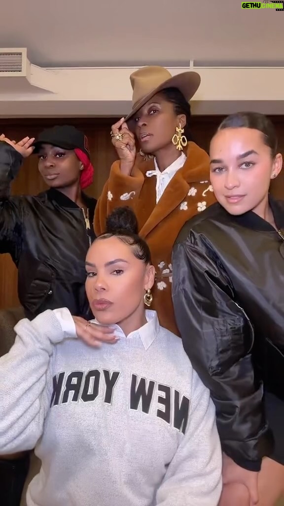 Fatima Robinson - 6.5K Likes - I find it hard to think when you….
SNL TikToking with my girls ♥️
