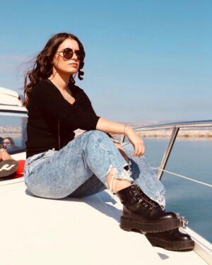 Fatima Zahra Qanboua Instagram - شكون كايحماق على البحر بحالي ؟ 🏊🏼‍♂️🛥