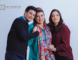 Fatima Zahra Qanboua Instagram - ‎.دات ليلة رفعت صوتي رفعت صوتها تحررنا قلنا قلت ‎
لن أكون تنهيدة قبر حزينة أو حرقة في نبض نجمة و لا رمادا فوق بساتين عتيقة ‎و لا حتى شعاع لرعد مسعور  أو رمح دهبي يخترق الأخبية و يرشم وشم الراهبة الحزينة و المريضة ثم يشفيها بدماء شهيد طاهر سأكون رداء الفجر ووهج الأصيل ،سأكون أدفئ جليد في ملاجئ الواحات سأكون الصوت الدي تصل نبراته الجموع في حضرة الشموع ،في حضرة الأمل و خفقان النجوم فأنا شاعرة الأزمنة المتأخرة  سافرت بحقيقة في الأدهان حتى رأيتها في حقيقة الوجدان فقلت سأكون و قالت ستكون فقلنا سنكون فلقد كنا لنكون 
لنتسامح ....لنسامح بعضنا لنعيش...لنبتسم 
@noraskaliofficial 
@nokrykhalid_officiel 
@samia_akariou 
@tamtaouihasna 
@rabii.skalli 
@jah4show 
@hanane.rida