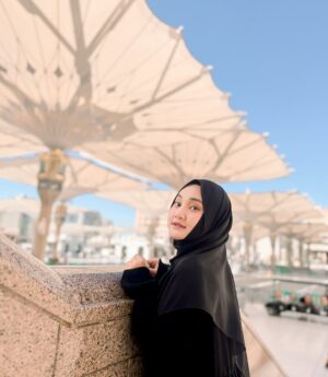 Fatin Shidqia Instagram - Selamat lebaran, mohon maaf lahir & Fatin 🤍
pic by @umrohmoment ✨