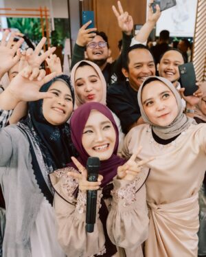 Fatin Shidqia Instagram - ᗪOᗰIՏIᒪI ᗰᗩᑎᗩ

dress by @hannylovellyofficial 
styled by @fadhilahzhr 
make up by @dedesroza 
photographed by @notalux