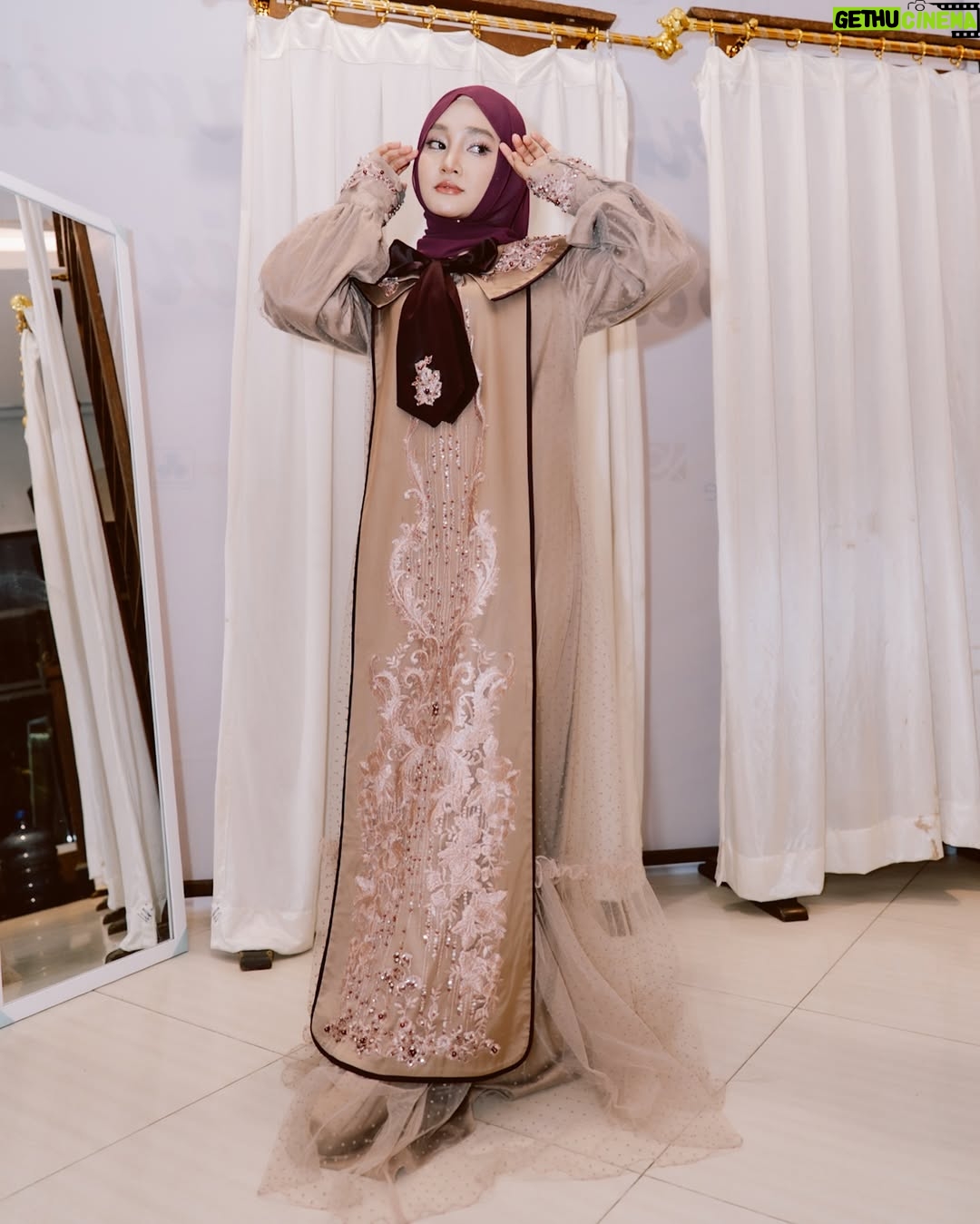 Fatin Shidqia - 27.4K Likes - ᗪOᗰIՏIᒪI ᗰᗩᑎᗩ
dress by @hannylovellyofficial
styled by @fadhilahzhr
make up by @dedesroza
photographed by @notalux