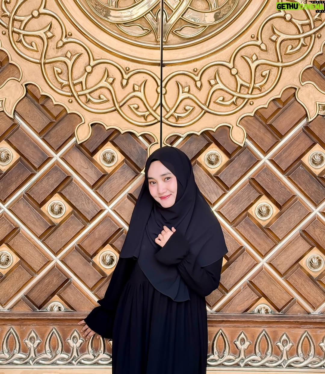 Fatin Shidqia - 31.3K Likes - Selamat lebaran, mohon maaf lahir & Fatin 🤍
pic by @umrohmoment ✨