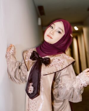 Fatin Shidqia Instagram - ᗪOᗰIՏIᒪI ᗰᗩᑎᗩ

dress by @hannylovellyofficial 
styled by @fadhilahzhr 
make up by @dedesroza 
photographed by @notalux