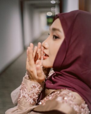 Fatin Shidqia Instagram - ᗪOᗰIՏIᒪI ᗰᗩᑎᗩ

dress by @hannylovellyofficial 
styled by @fadhilahzhr 
make up by @dedesroza 
photographed by @notalux