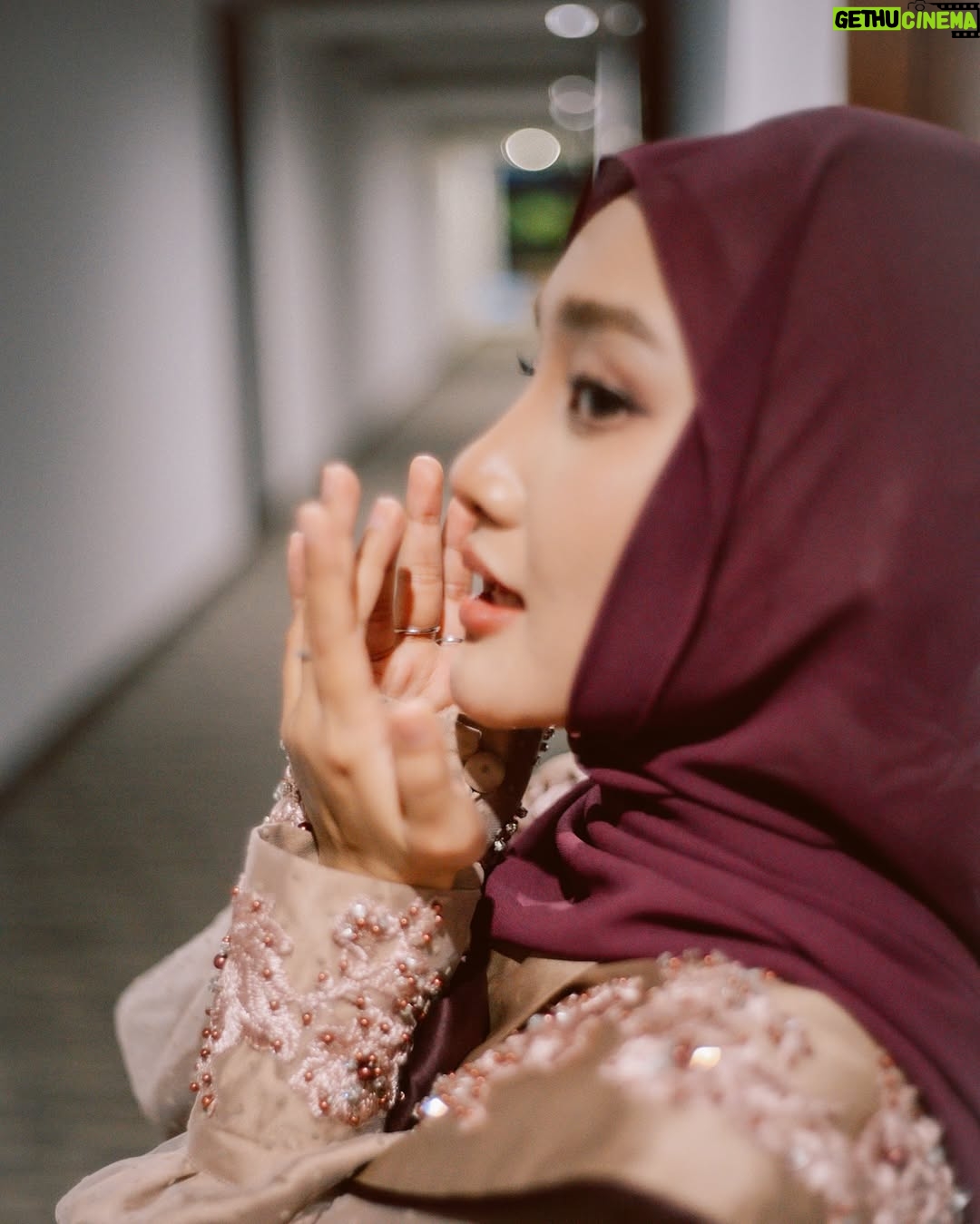 Fatin Shidqia - 27.4K Likes - ᗪOᗰIՏIᒪI ᗰᗩᑎᗩ
dress by @hannylovellyofficial
styled by @fadhilahzhr
make up by @dedesroza
photographed by @notalux
