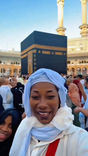 Fatoumata Diawara Instagram - Un voyage pas comme les autres 🌕🌙🌏🌈! Que Dieu veille toujours ❤️❤️🙏🏾🌕!