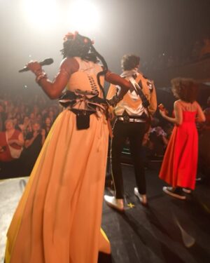 Fatoumata Diawara Instagram - Grand soleil aux Folies Bergeres☀️❤️
Merci @fatoumata_diawara__ , @lubiana_k , @madousidikidiabate , l’#AfroPopOrchestra, nos invités géniaux, l’équipage, et vous pour ces retrouvailles fraternelles!! Quand je pense que ce n’est que le début… 🔥🔥🔥

@lamomali
@fatoumata_diawara__ 
@madousidikidiabate 
@lubiana_k 
@corentin.pujol 
@maxime_garoute_ 
@mikeclintonbass 
#BoubacarDembele
@yamebantu 
@patrickwatsonofficial 
@ibrahimmaaloufofficial 
@oxmopuccino 

Concert avant-première Lamomali « Totem » / Folies Bergère 01.04.2025
Photos: @lecollegefoufoufou 
Vidéos: @victorsellier_ @manson_jb @timotheehilst