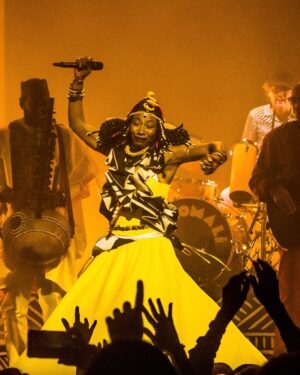 Fatoumata Diawara Instagram - Grand soleil aux Folies Bergeres☀️❤️
Merci @fatoumata_diawara__ , @lubiana_k , @madousidikidiabate , l’#AfroPopOrchestra, nos invités géniaux, l’équipage, et vous pour ces retrouvailles fraternelles!! Quand je pense que ce n’est que le début… 🔥🔥🔥

@lamomali
@fatoumata_diawara__ 
@madousidikidiabate 
@lubiana_k 
@corentin.pujol 
@maxime_garoute_ 
@mikeclintonbass 
#BoubacarDembele
@yamebantu 
@patrickwatsonofficial 
@ibrahimmaaloufofficial 
@oxmopuccino 

Concert avant-première Lamomali « Totem » / Folies Bergère 01.04.2025
Photos: @lecollegefoufoufou 
Vidéos: @victorsellier_ @manson_jb @timotheehilst
