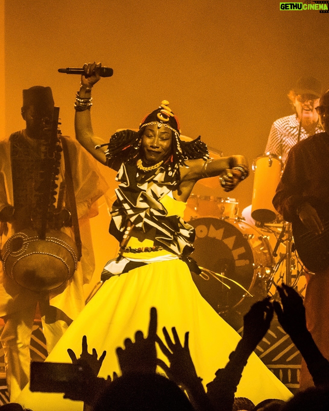 Fatoumata Diawara - 4.8K Likes - Grand soleil aux Folies Bergeres☀️❤️
Merci @fatoumata_diawara__ , @lubiana_k , @madousidikidiabate , l’#AfroPopOrchestra, nos invités géniaux, l’équipage, et vous pour ces retrouvailles fraternelles!! Quand je pense que ce n’est que le début… 🔥🔥🔥
@lamomali
@fatoumata_diawara__
@madousidikidiabate
@lubiana_k
@corentin.pujol
@maxime_garoute_
@mikeclintonbass
#BoubacarDembele
@yamebantu
@patrickwatsonofficial
@ibrahimmaaloufofficial
@oxmopuccino
Concert avant-première Lamomali « Totem » / Folies Bergère 01.04.2025
Photos: @lecollegefoufoufou
Vidéos: @victorsellier_ @manson_jb @timotheehilst