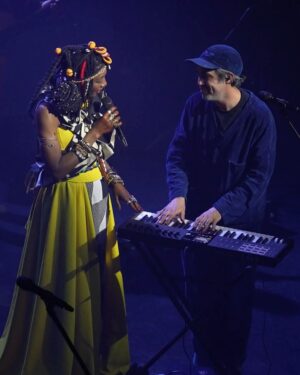 Fatoumata Diawara Instagram - Grand soleil aux Folies Bergeres☀️❤️
Merci @fatoumata_diawara__ , @lubiana_k , @madousidikidiabate , l’#AfroPopOrchestra, nos invités géniaux, l’équipage, et vous pour ces retrouvailles fraternelles!! Quand je pense que ce n’est que le début… 🔥🔥🔥

@lamomali
@fatoumata_diawara__ 
@madousidikidiabate 
@lubiana_k 
@corentin.pujol 
@maxime_garoute_ 
@mikeclintonbass 
#BoubacarDembele
@yamebantu 
@patrickwatsonofficial 
@ibrahimmaaloufofficial 
@oxmopuccino 

Concert avant-première Lamomali « Totem » / Folies Bergère 01.04.2025
Photos: @lecollegefoufoufou 
Vidéos: @victorsellier_ @manson_jb @timotheehilst