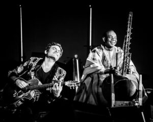 Fatoumata Diawara Instagram - LAMOMALI - le nouvel album « TOTEM » sort à minuit 🌟

@m_chedid x @fatoumata_diawara__ x @balla_diabate_d_music x @toumanidiabatemusic 

1. Ama Kora
2. Je Suis Mali
3. Totem (feat. @yamebantu)
4. Bel Ami
5. Il Neige à Bamako 
6. Je t’aime (feat. @oxmopuccino @amadouetmariam) 
7. Ad Vitam (feat. @philippejaroussky @boombass)
8. Moussow 
9. Nidibou (feat. @tikenjahfakolyofficiel) 
10. Le Peuple qui Danse (feat. @seujorge @ibrahimmaaloufofficial @angeliquekidjo)
11. Tour d’Ivoire (feat. @oxmopuccino )
12. Secret Garden (feat. @patrickwatsonofficial)