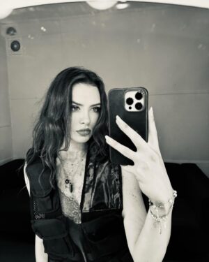 Felicia Sağnak Instagram - Bir kostüm.
Biraz ışık.
Birkaç replik.
Sonra kendini buluyorsun.
Sonra kendini kaybediyorsun.
Ve en garip olanı:
Hepsi planlı.
İyi ki tiyatro. 🎭