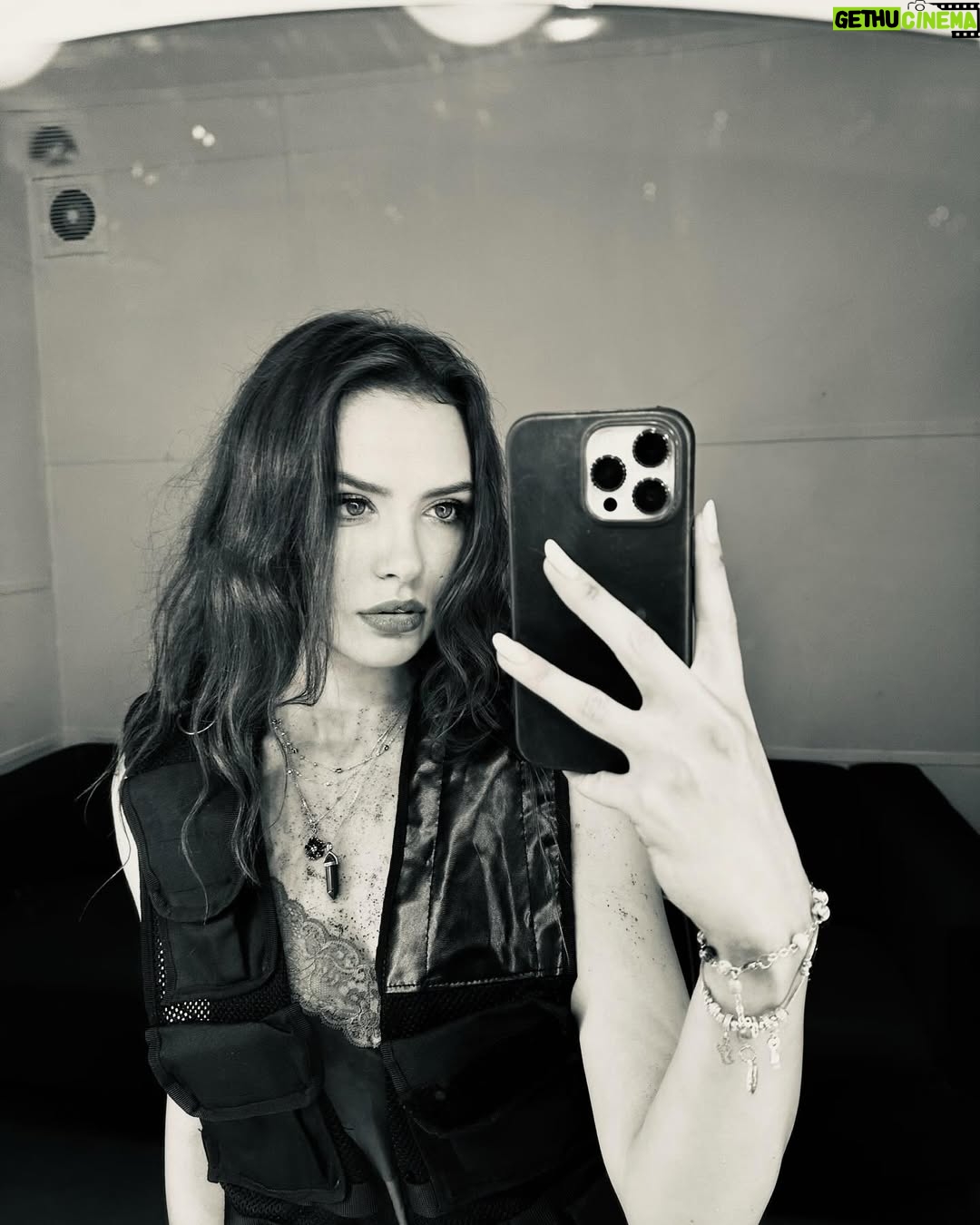 Felicia Sağnak - 17.3K Likes - Bir kostüm.
Biraz ışık.
Birkaç replik.
Sonra kendini buluyorsun.
Sonra kendini kaybediyorsun.
Ve en garip olanı:
Hepsi planlı.
İyi ki tiyatro. 🎭