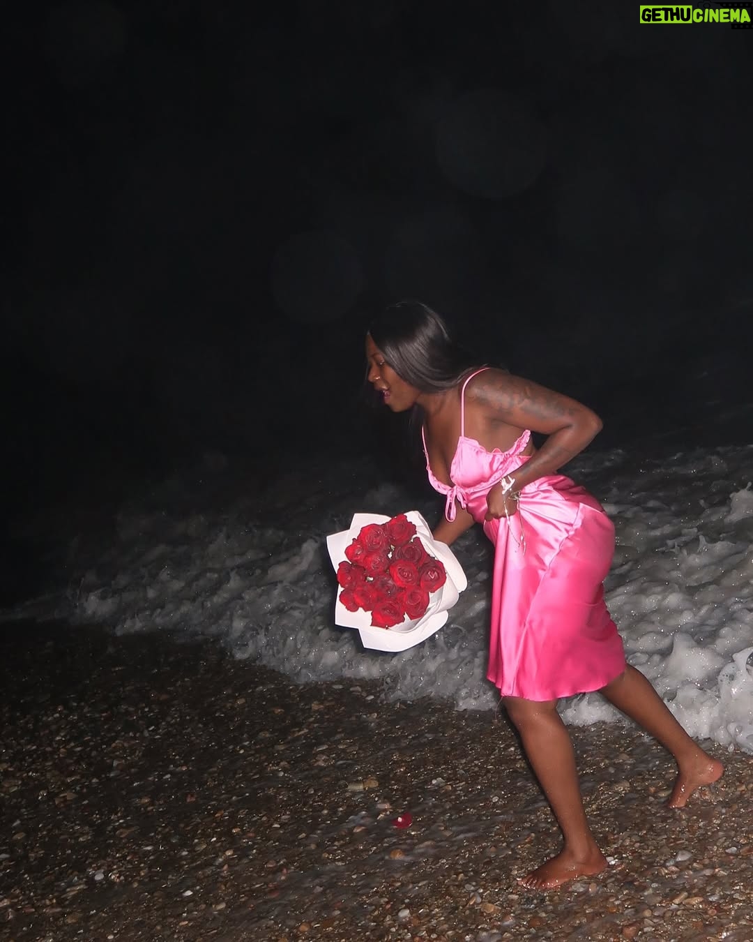 Fella Makafui - 40.1K Likes - Nights like this 🫦
Location: @suntaa_beach_boxx