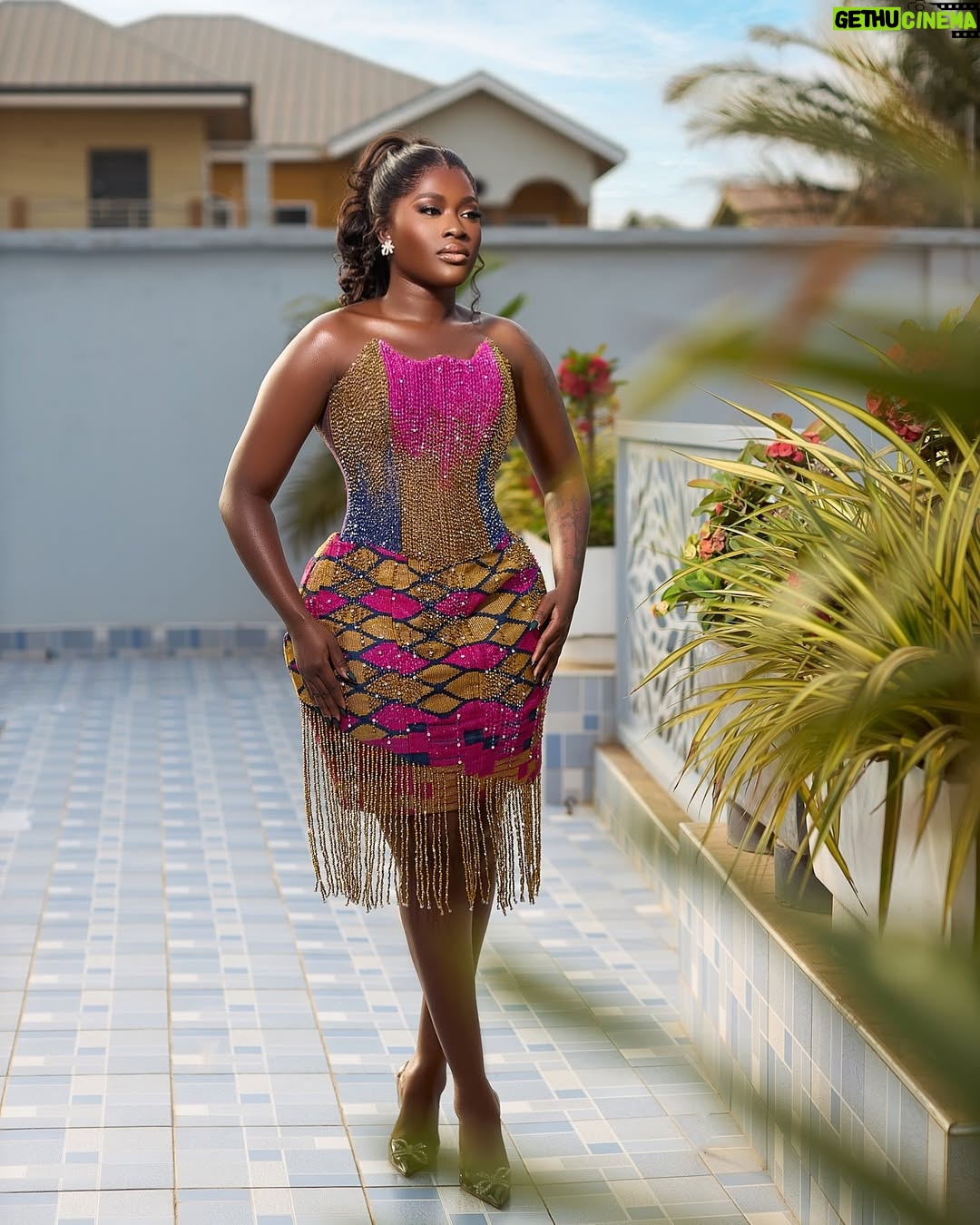 Fella Makafui - 42.8K Likes - A walking Flower ❣️❣️💐
Outfit: @king_fashionista
Mua: @reobelle_
Hairstylist : @novastrandz
Photo: @blakeyephotography
Kente: @darkowahs_kente