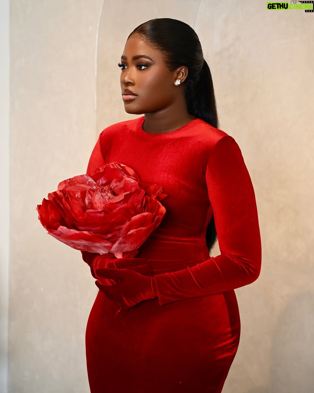 Fella Makafui - 45.6K Likes - Merry Christmas to all my amazing fans and friends! Wishing you love, joy, and blessings today and always. Thank you for being part of my journey! 🎄🎄🎄💐❤️❤️
Outfit: @duks_atelier
Mua: @ohemaas_makeover
Hair: @cutecutpalour
Photo: @chocolate_shot_it
Accessories: @cg_blings