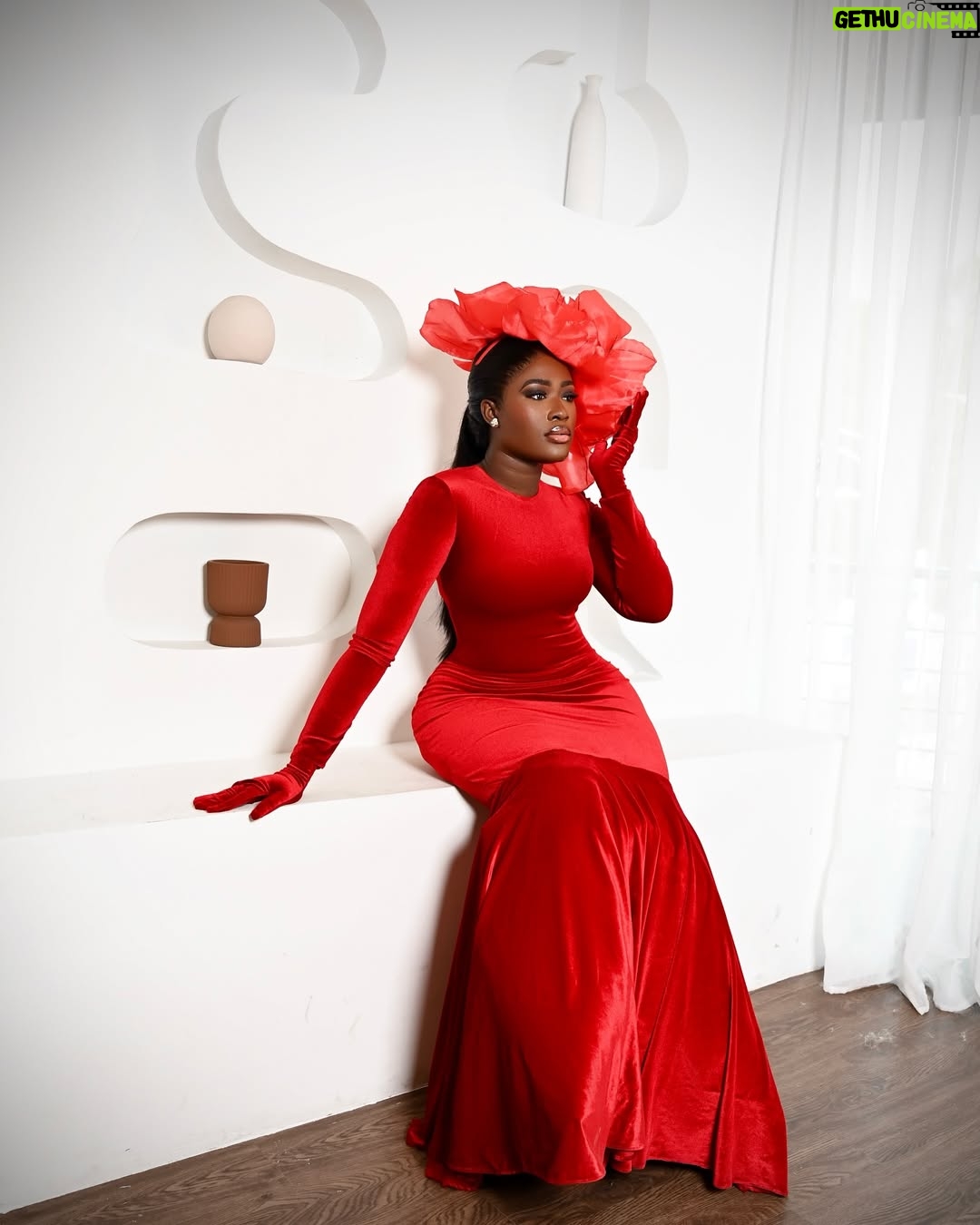 Fella Makafui - 45.6K Likes - Merry Christmas to all my amazing fans and friends! Wishing you love, joy, and blessings today and always. Thank you for being part of my journey! 🎄🎄🎄💐❤️❤️
Outfit: @duks_atelier
Mua: @ohemaas_makeover
Hair: @cutecutpalour
Photo: @chocolate_shot_it
Accessories: @cg_blings