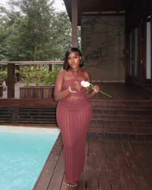 Fella Makafui Instagram - Biggest F 📌💕

Hair: @cutecutpalour 
Body: @simplysnatched_