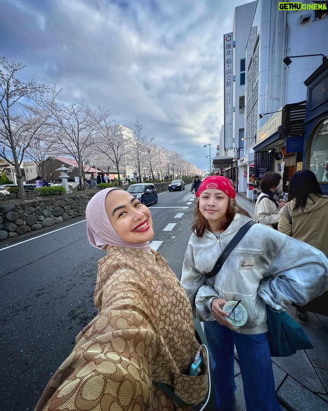 Feni Rose - 1.6K Likes - Bunga bungaa di mana mana .. Kamakura Japan.