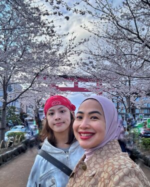 Feni Rose Instagram - Bunga bungaa di mana mana .. Kamakura Japan.