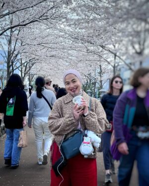 Feni Rose Instagram - Bunga bungaa di mana mana .. Kamakura Japan.
