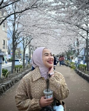 Feni Rose Instagram - Bunga bungaa di mana mana .. Kamakura Japan.