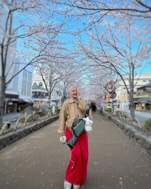 Feni Rose Instagram - Bunga bungaa di mana mana .. Kamakura Japan.