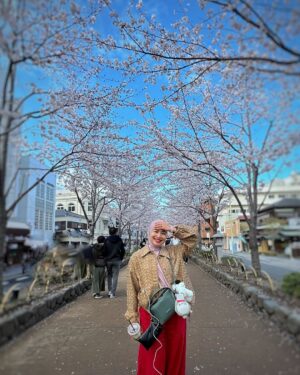 Feni Rose Instagram - Bunga bungaa di mana mana .. Kamakura Japan.