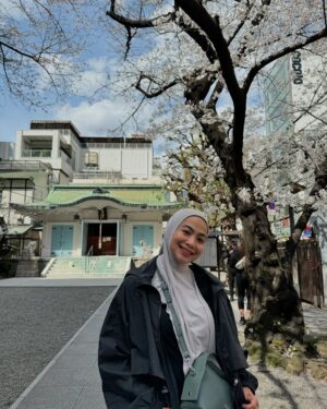 Feni Rose Instagram - Memulai hari siang bgt, karena ibuk sedikit keram perut dan kontraksi.  lgs menuju Big Step tempat bbrp toko baju2 second .. lalu ibuk mulai laper gemeter kedinginan ( lebay mode) .. habis makan kita nyangkut di toko kosmetik vitamin dll dst.. sampe pegel.  Sebelum pulang, nyobain kue cubit isi keju molor.  Enak jugak.. perpaduan manis asin.  Perjalanan kali ini hampir 10.000 langkah.. o iya.. di sini hampir mekar sakuranya.. dan udaranya dingin sejuk, bikin laper dan ingin goler2.