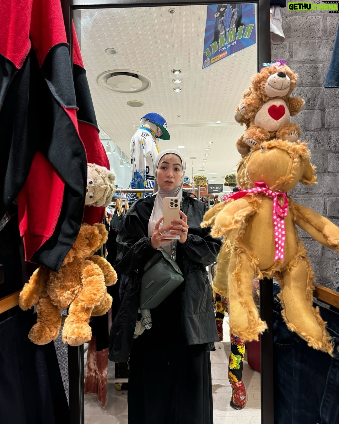 Feni Rose - 3.4K Likes - Memulai hari siang bgt, karena ibuk sedikit keram perut dan kontraksi. lgs menuju Big Step tempat bbrp toko baju2 second .. lalu ibuk mulai laper gemeter kedinginan ( lebay mode) .. habis makan kita nyangkut di toko kosmetik vitamin dll dst.. sampe pegel. Sebelum pulang, nyobain kue cubit isi keju molor. Enak jugak.. perpaduan manis asin. Perjalanan kali ini hampir 10.000 langkah.. o iya.. di sini hampir mekar sakuranya.. dan udaranya dingin sejuk, bikin laper dan ingin goler2.