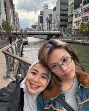 Feni Rose Instagram - Memulai hari siang bgt, karena ibuk sedikit keram perut dan kontraksi.  lgs menuju Big Step tempat bbrp toko baju2 second .. lalu ibuk mulai laper gemeter kedinginan ( lebay mode) .. habis makan kita nyangkut di toko kosmetik vitamin dll dst.. sampe pegel.  Sebelum pulang, nyobain kue cubit isi keju molor.  Enak jugak.. perpaduan manis asin.  Perjalanan kali ini hampir 10.000 langkah.. o iya.. di sini hampir mekar sakuranya.. dan udaranya dingin sejuk, bikin laper dan ingin goler2.