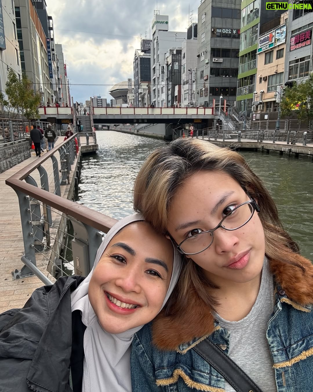 Feni Rose - 3.4K Likes - Memulai hari siang bgt, karena ibuk sedikit keram perut dan kontraksi. lgs menuju Big Step tempat bbrp toko baju2 second .. lalu ibuk mulai laper gemeter kedinginan ( lebay mode) .. habis makan kita nyangkut di toko kosmetik vitamin dll dst.. sampe pegel. Sebelum pulang, nyobain kue cubit isi keju molor. Enak jugak.. perpaduan manis asin. Perjalanan kali ini hampir 10.000 langkah.. o iya.. di sini hampir mekar sakuranya.. dan udaranya dingin sejuk, bikin laper dan ingin goler2.