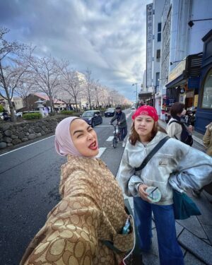 Feni Rose Instagram - Bunga bungaa di mana mana .. Kamakura Japan.