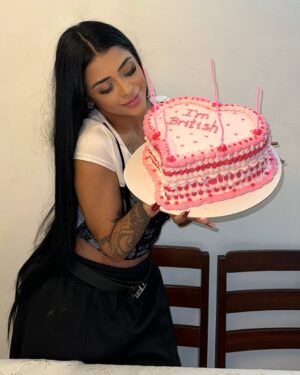 Fernanda Medrado Instagram - happy birthday 🥳  Pausa para o meu bolo kkkkk! 🗣️