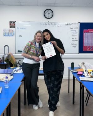 Fernanda Medrado Instagram - 👩‍🎓 @medradome 🇧🇷 🇬🇧 🎓 😭 FINALMENTE posso publicar essa foto com ORGULHO  DO MEU ESFORÇO! 
 EU QUERO FAZER MÚSICAS INTERNACIONAIS poder cantar para o mundo ser valorizada por que eu definitivamente sou muito fã do meu trabalho na música e é por isso e pelo futuro dos meus filhos que isso se iniciou. 
  EM 2 meses e 16 dias de aula nesse lugar eu saí do nível ZERO para o pré intermediário   level. 
 ESSA foi a professora que me ensinou 90 % de tudo o que eu sei, ela é DOCE ela é calma paciente uma mulher incrível que tem alma no trabalho que faz se eu pudesse indicar todos vocês a ter aula com ela seria meu primeiro conselho a vontade dela de ver os alunos dela avançar que me deu muita vontade de seguir seguir e seguir e quando eu errava ela me corrigia e me ajudava e tinha calma, acho que a calmaria dela é o diferencial.
Foram noites sem dormir foi a vontade de largar tudo e voltar para o colo dos meus filhos para também dar colo a eles foi a vontade de vencer por eles a vontade de me tornar melhor e garantir o futuro deles foram eles que me fizeram conseguir esse certificado.  Foram pessoas desocupadas enchendo meu saco mensagens indesejadas pessoas torcendo contra mas eu segui de pé. 
20 dias de aula em dezembro período da manhã.
22 dias de aula em janeiro período da manhã.
22 dias de aula em fevereiro manhã e tarde .
E 12 dias de aula manhã tarde e noite. 
 Total de 🟰 2 MESES E 16 DIAS 
 Quero agradecer a MIM MESMA por ter conseguido. 
Cheguei aqui falando SOMENTE “ hi “  NADA além disso ABSOLUTAMENTE NADA e hoje consigo definitivamente dizer que eu cheguei até aqui. 😭😭😭😭😭 
 SENHOR JESUS OBRIGADA que o senhor me ajude a ser uma pessoa melhor todos os dias. 
 @nacelenglishlondon  THE BEST