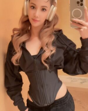 Fiona Xie Instagram - You said I was the most exotic flower, 
Holding me tight in our final hour. 

I whisper a fond adieu old flame,
@apple sweet 16 
You’re all I need. 

#newphonewhodis
