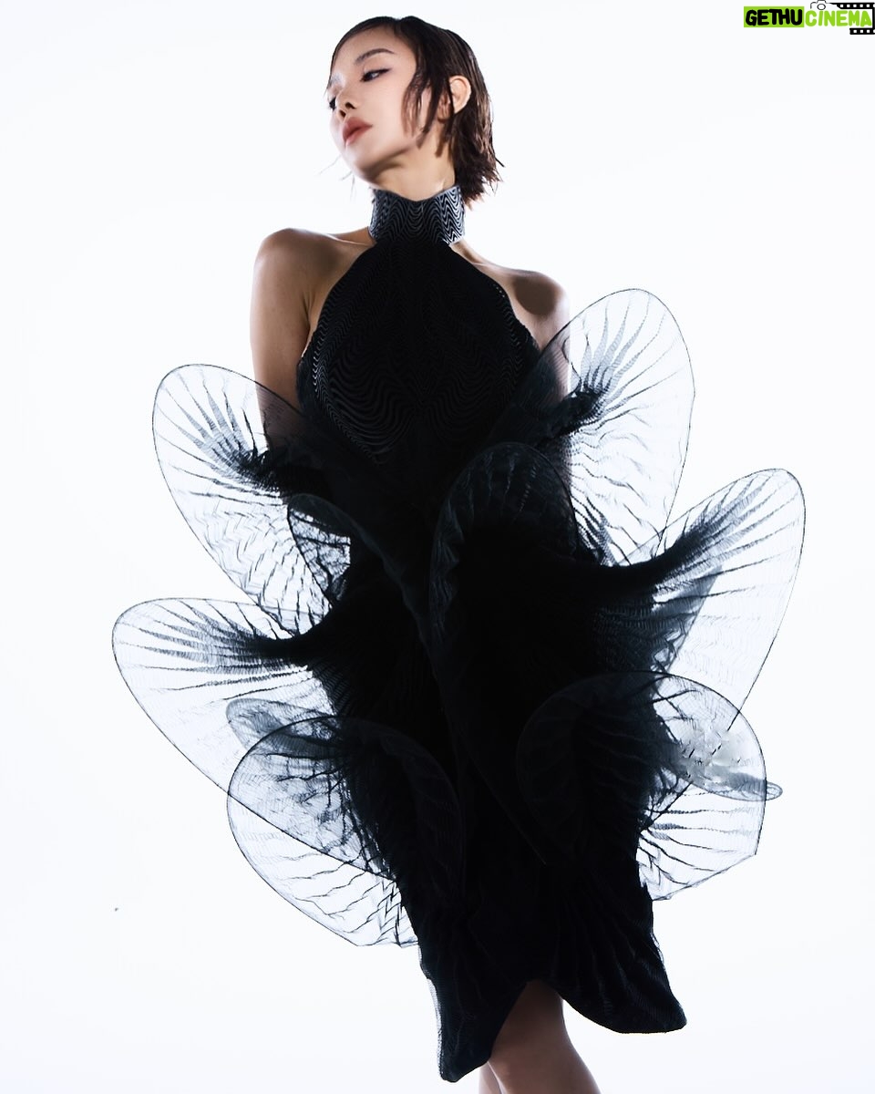 Fiona Xie - 3 Likes - The Alchemy of @irisvanherpen @voguesingapore
“I find beauty in the continual shaping of chaos which embodies the primordial power of nature’s performance,” Iris van Herpen once said—words that illuminated my understanding of her work at the nexus of ancient alchemy and @cern physics.
Her liminality is her genius. “I see technology as a tool to express the handwork better,” she explains, dissolving false binaries. When her kinetic structures breathe with the wearer, we witness her core philosophy: “Movement is my constant inspiration. Our human body is in continuous motion, as is everything around us.”
These undulating architectures manifest what philosopher Merleau-Ponty called “the flesh of the world”—the profound interconnectedness between perceiver and perceived. Her approach transforms rigid materials into liquid motion, embodying Bachelard’s insight that “matter is the unconsciousness of form.”
I remember showing my friend @grimes in that “Dune of Souls” creation at the met gala whispering “It would be a dream to wear these.” Then @voguesingapore @nat_tasha ‘s call came—Iris would dress me for the @artsciencemuseumsg retrospective. I swooned like a teenager locked lips in her first kiss. Manifestation is real.
“Fashion is an expression of the zeitgeist, while couture is an expression of eternal beauty.” These words resonated as I stood transfixed clad in her “Architectonics” collection—embodying what Rilke meant by “living the questions” about our relationship with technology, philosophy, architecture, music, nature, and our bodies.
Draped in her vision, I understood: Iris van Herpen doesn’t design clothing. She designs portals to possibility itself.
Be transcended at @artsciencemuseumsg
#IrisVanHerpen #ArtAndFashion #Metamorphosis #Vogue