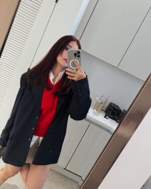 Fita Anggriani Instagram - Dimana ada kaca , disitu zaya selpiii 🪞